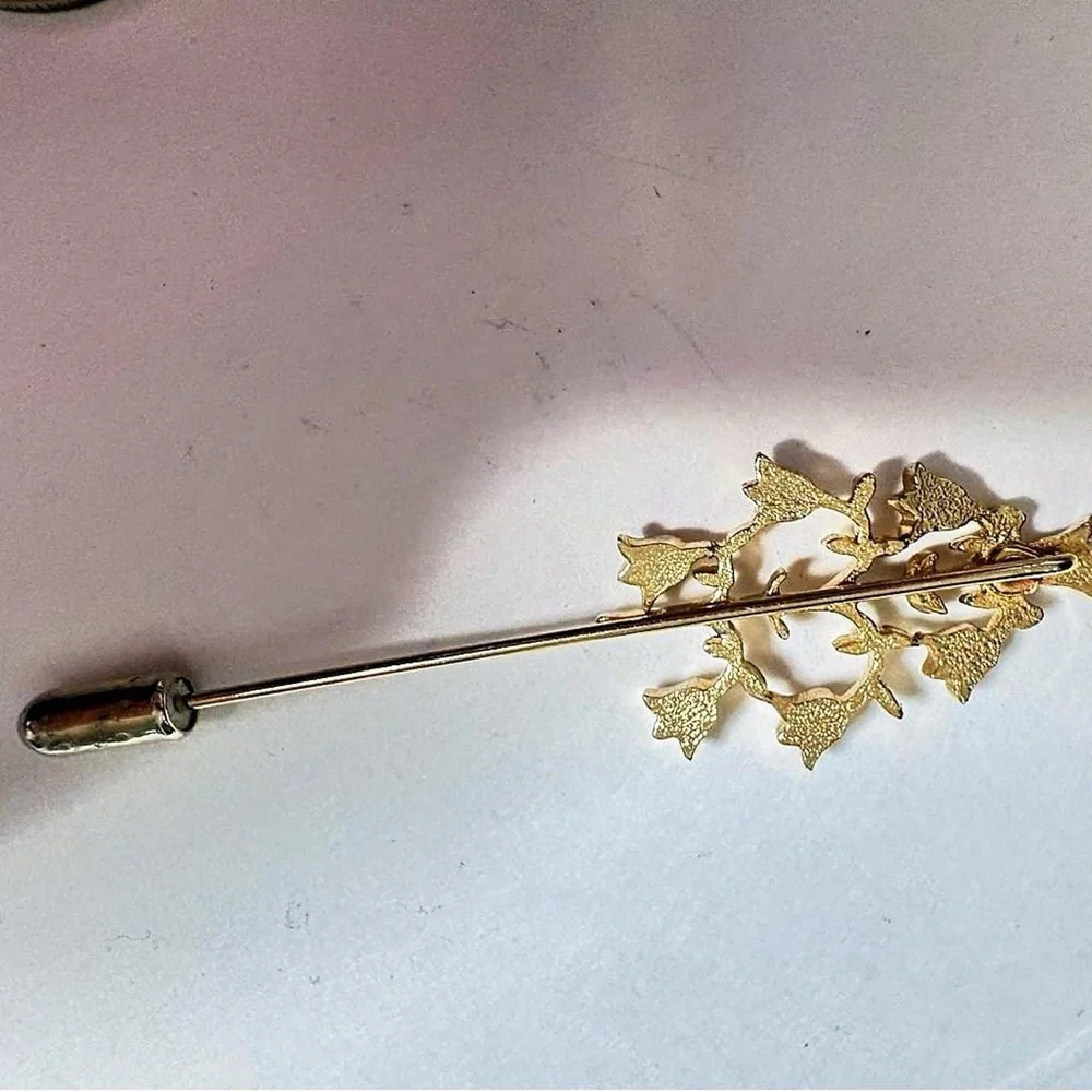 Elegant vintage Gold tone Floral pin Brooch